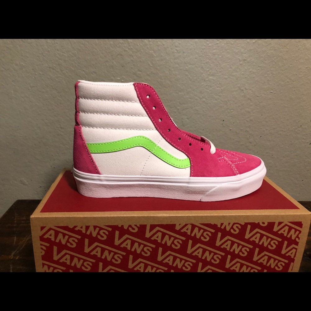 BRAND NEW IN BOX !!

Vans Sk8-Hi